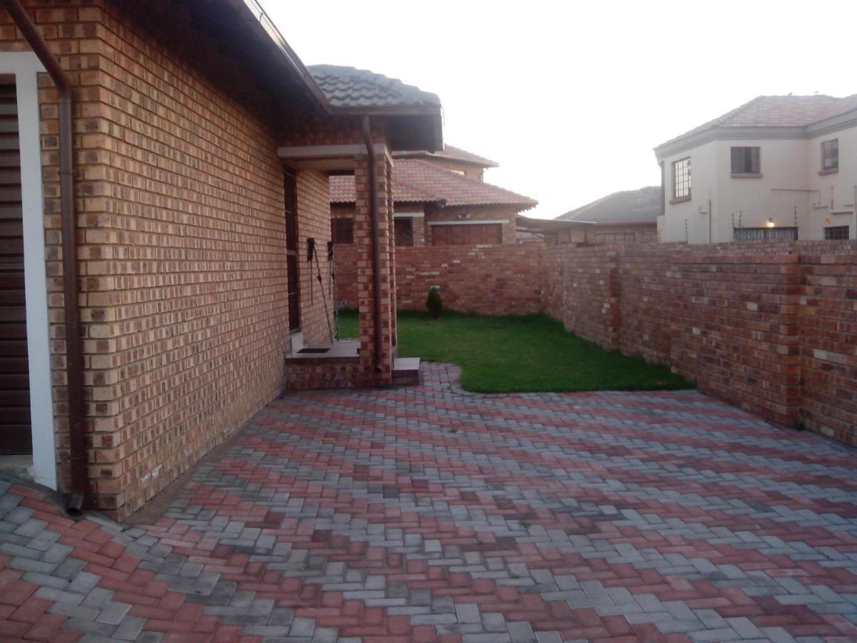 Tumi'S Home Away- 3 Bedroom Witbank Exterior photo